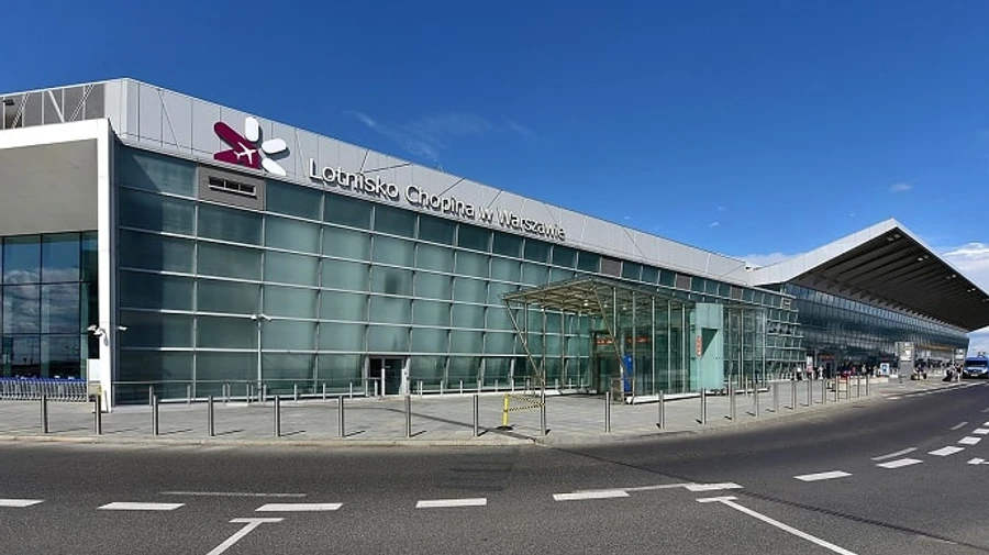Людей из аэропорта Варшавы эвакуировали из-за мужчины, который ехал из Украины с гранатой