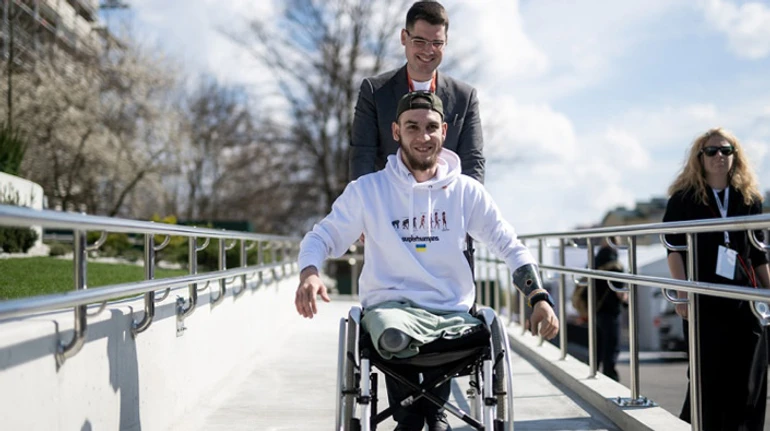 Ноги мои назад несите. Как 24-летний военный с тройной ампутацией учится жить