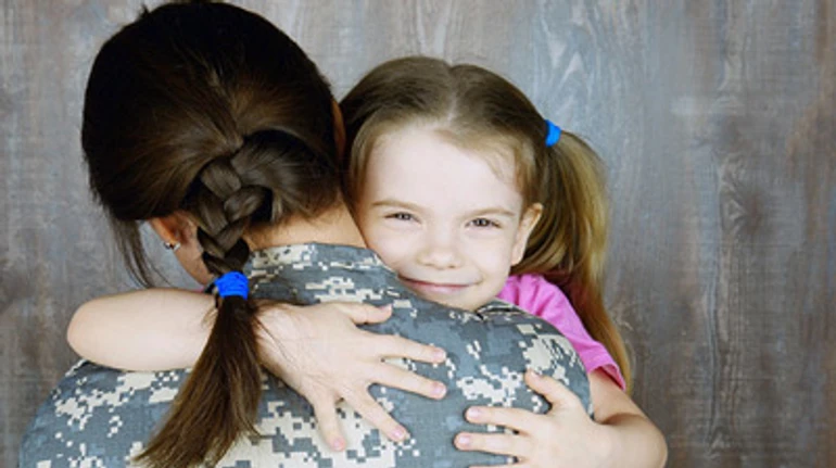 Женщина – на войне, пока отец с ребенком: возможно ли уехать мужчине за границу