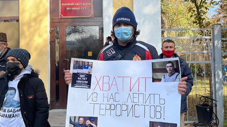 В Крыму возле суда задержали 30 активистов 