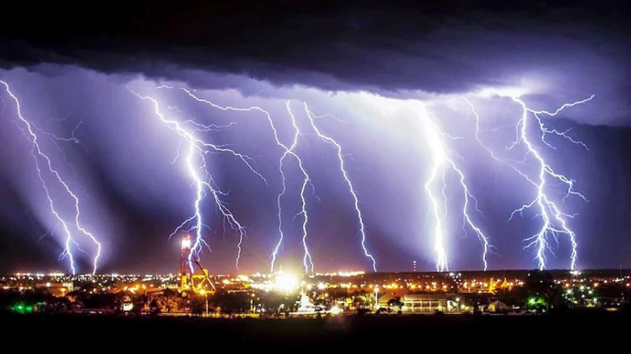 В Індії від удару блискавки під час селфі загинули 11 людей