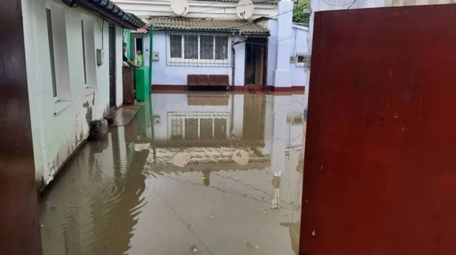 Крым продолжает заливать, подтопило Саки