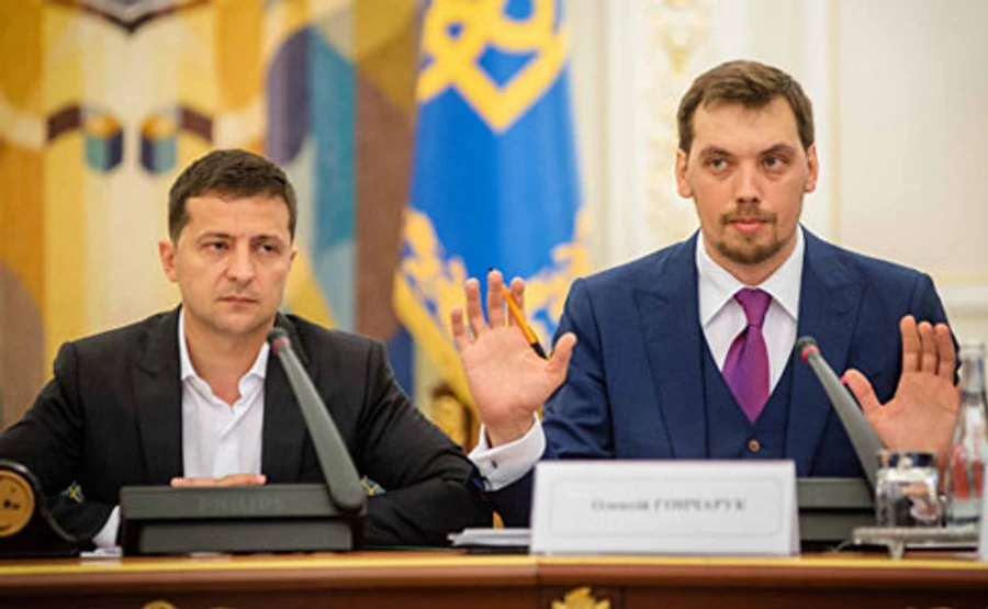 Зеленский заслушает отчет Кабмина в День влюбленных