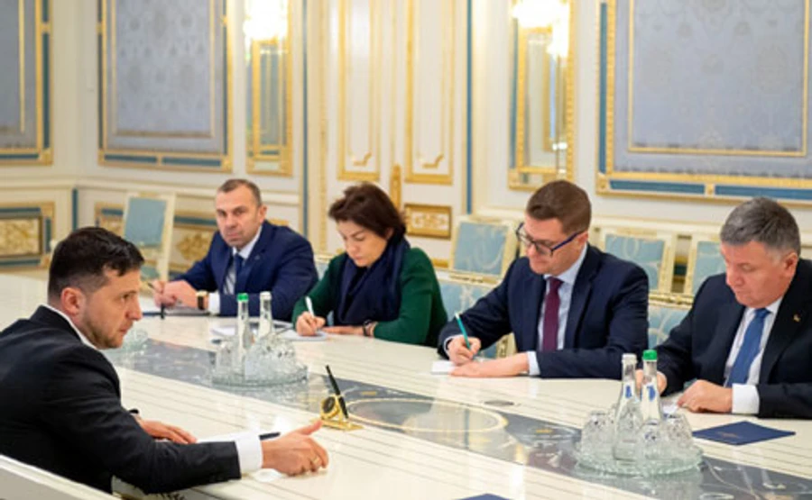 Зеленский требует от силовиков за 2 недели найти, кто прослушивал  Гончарука