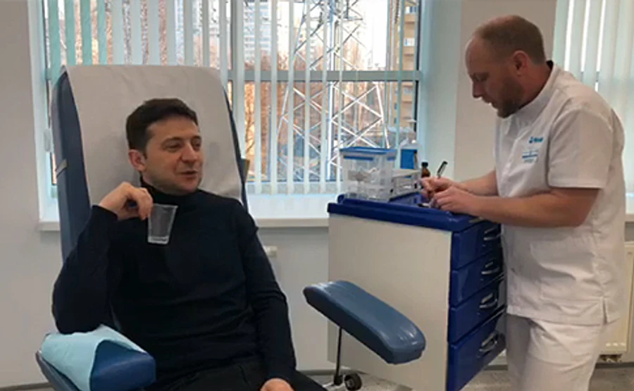 Зеленський наввипередки з Порошенком здав аналізи  