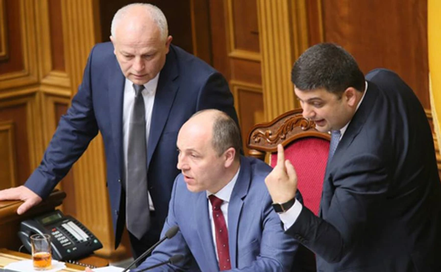 Рейтинги президента, премьера и Рады обвалились до минимума