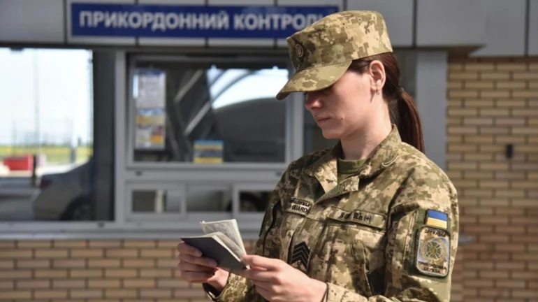 Кабмин обнародовал постановление о выезде за границу мужчин 18-22 лет