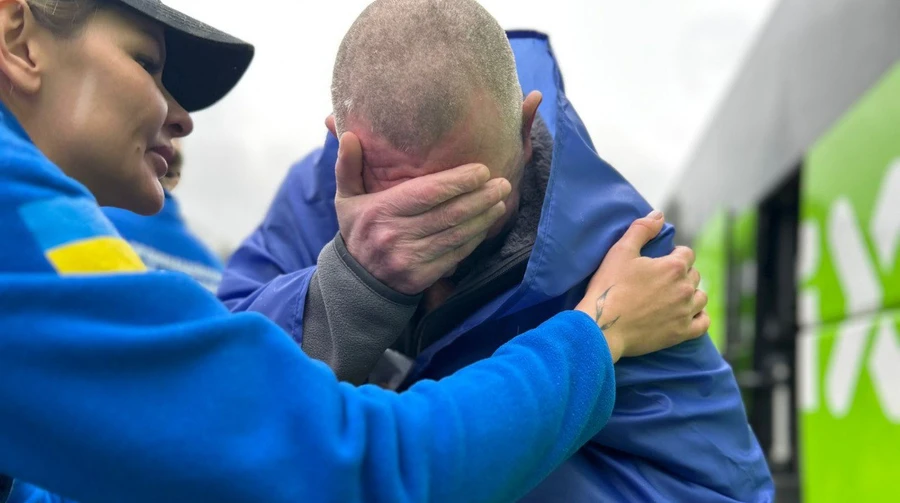 Хто в мене, внук чи внучка?: з’явилися емоційні кадри нового обміну полоненими