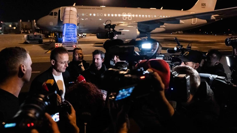 Сийярто показал двух военнопленных венгров, которых Путин освободил по просьбе Орбана