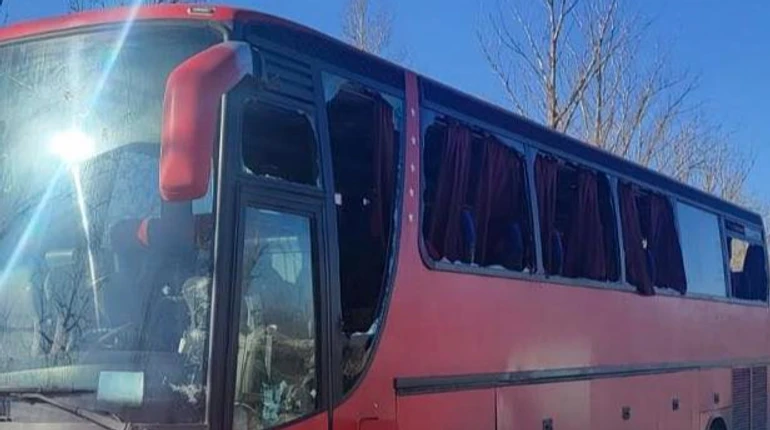 Армія РФ вдарила дроном по рейсовому автобусу на Харківщині: загинула людина, четверо поранені