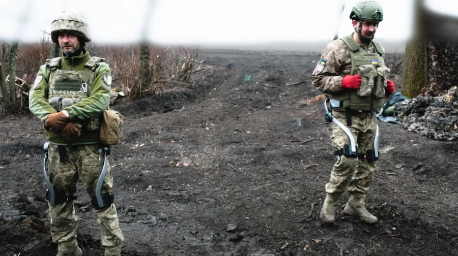 Paratroopers test exoskeletons for carrying heavy shells – video