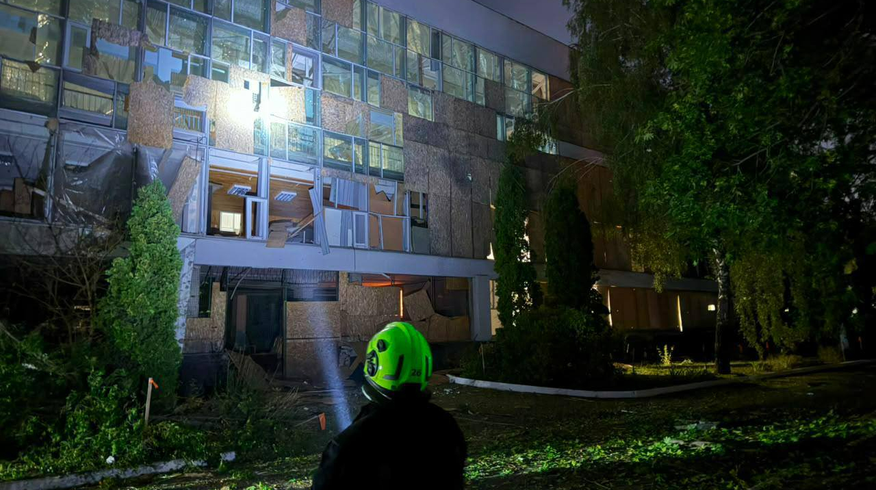 У Києві внаслідок атаки БпЛА постраждала будівля навчального закладу