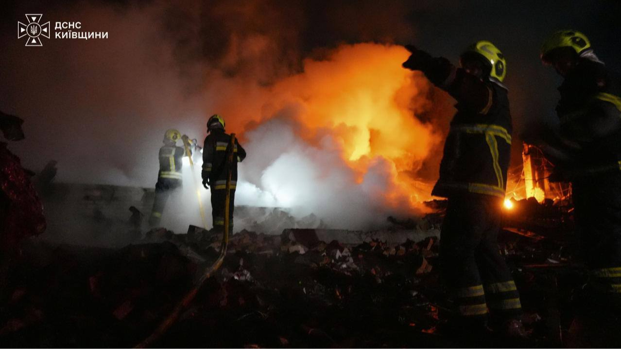Нічні удари по Київщині: горіло підприємство, пошкоджено склади, будинки і авто
