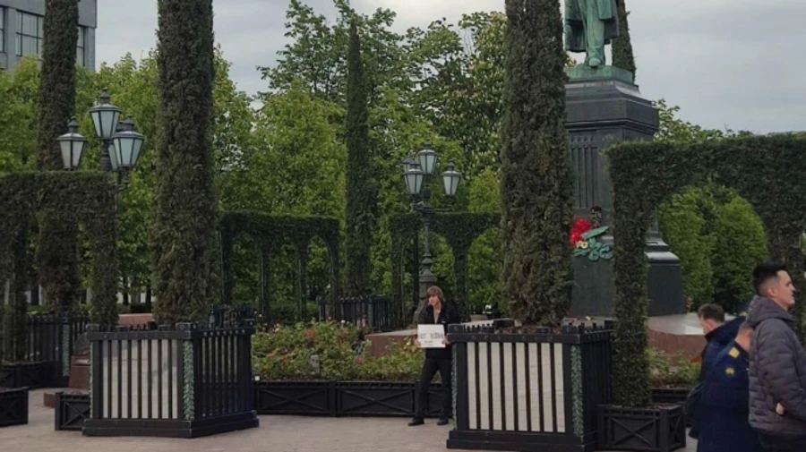 У Москві поліція побила хлопця з плакатом Ні війні! 9 травня