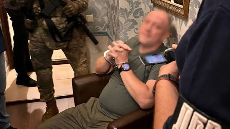 Задержали чиновника КМВА: за $10 тысяч подделывал документы для выезда мужчин за границу