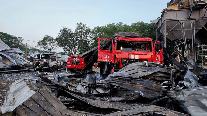 РФ вдарила Калібрами по агропідприємству на Одещині: пошкоджена техніка, є поранені