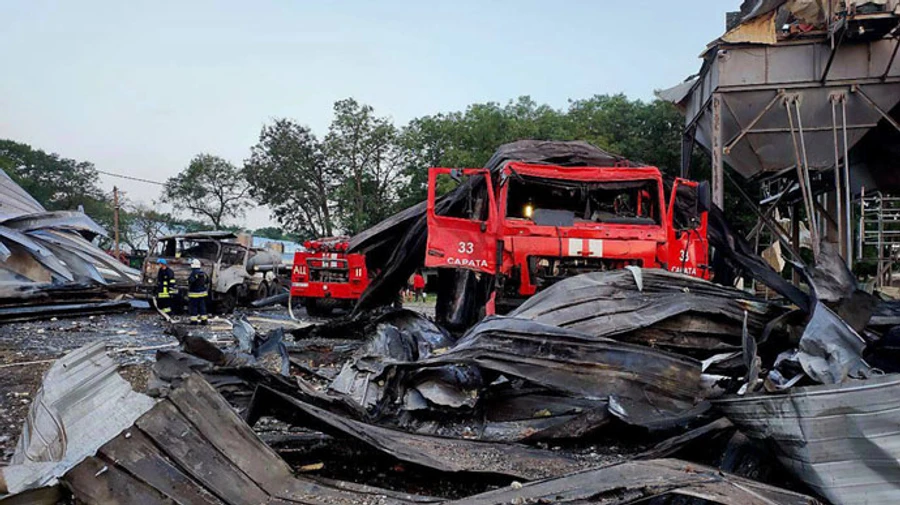 РФ вдарила Калібрами по агропідприємству на Одещині: пошкоджена техніка, є поранені