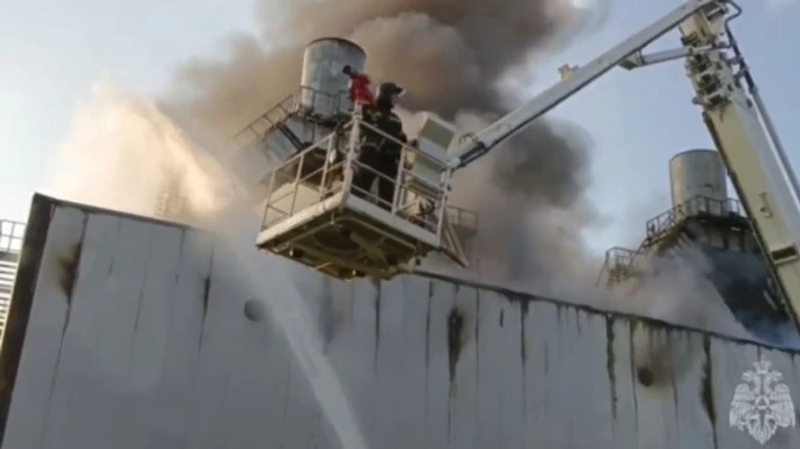 В Великом Новгороде в России загорелась ТЭЦ