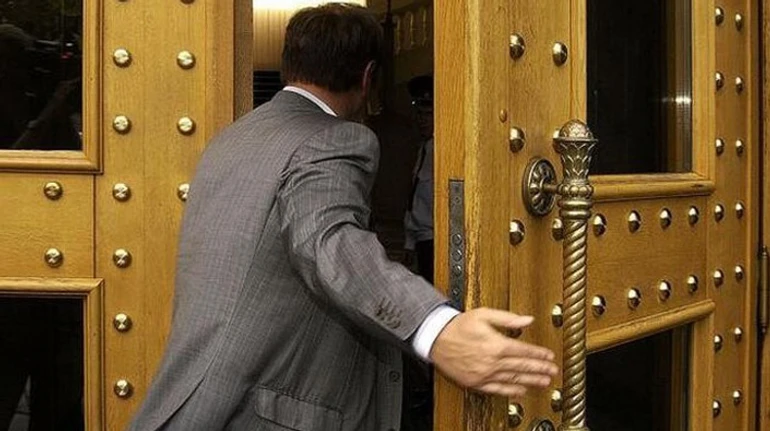 Грошей на всіх не вистачає, держслужбовці масово звільняються. Що відбувається?