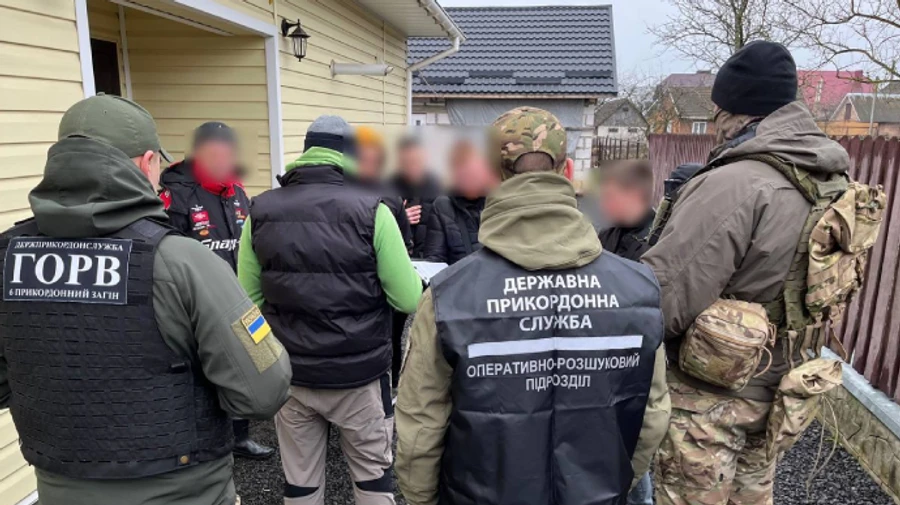 Разоблачена новая схема вывоза мужчин за границу: маскировали под водителей-дальнобойщиков