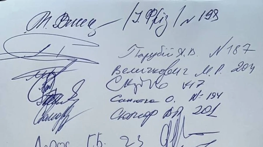 В Раде начали сбор подписей за лишение мандатов нардепов из ОПЗЖ