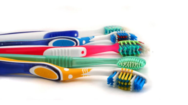 Електрична зубна щітка стирає емаль? Що треба знати про чищення зубів для дорослих і дітей