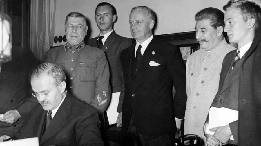 Почти 50% украинцев считают, что Вторую мировую войну развязал заговор Гитлера и Сталина