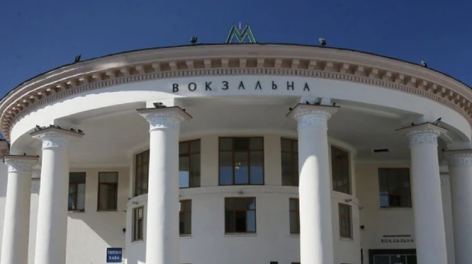 Станцию метро Вокзальная закрывали из-за подозрительного чемодана