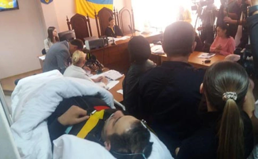 Лежащего подозреваемого в нападении на Михайлика отправили в СИЗО