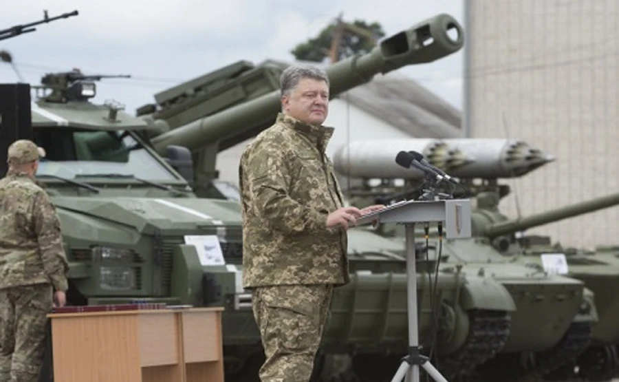Порошенко поедет на линию фронта – поздравлять бойцов
