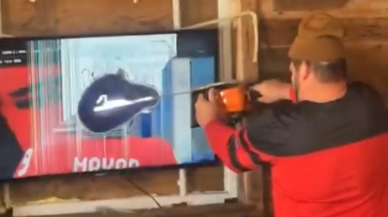 Поразка, що розбила не лише серця: канадський фанат розпилив телевізор після хокейного фіналу Олімпіади