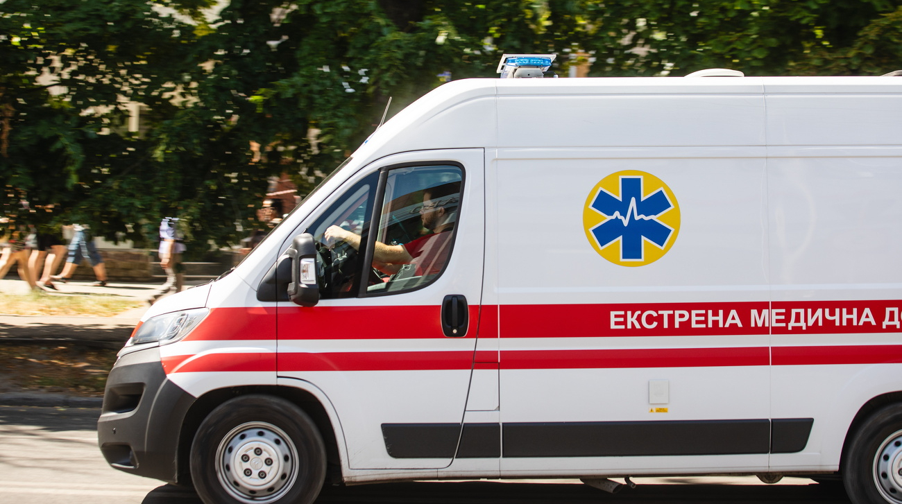 Окупанти вдарили дроном по авто у центрі Херсона: убили жінку і поранили чоловіка Окупанти вдарили дроном по авто у центрі Херсона: убили жінку і поранили чоловіка
