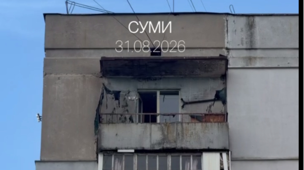 Пожежа та двоє постраждалих: росіяни атакували багатоповерхівку в Сумах