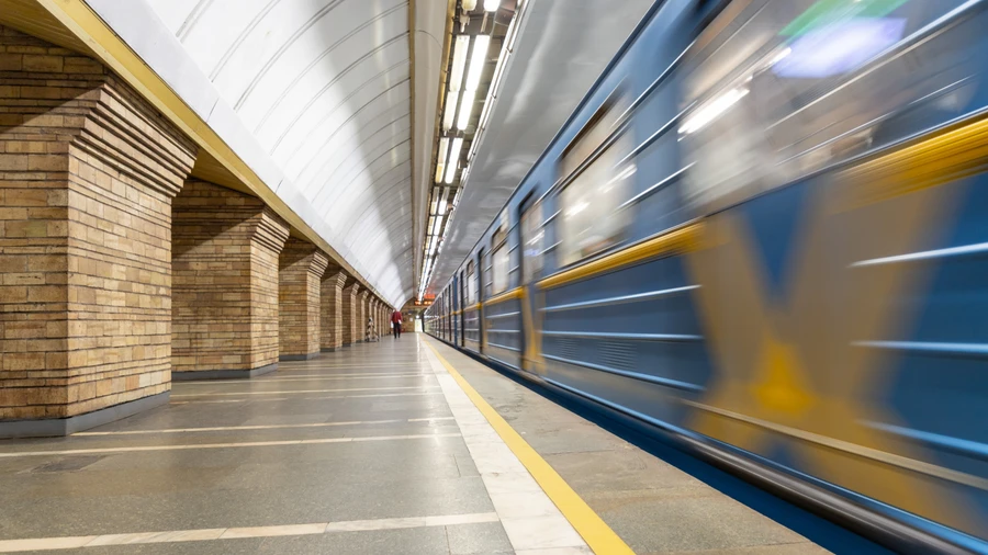 Metrô de Kyiv retoma operação após breve interrupção após ataque russo a instalação de energia