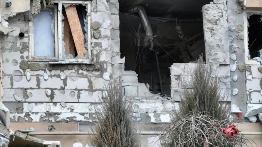 Russia attacks Kherson this morning, hitting residential building – photo, video