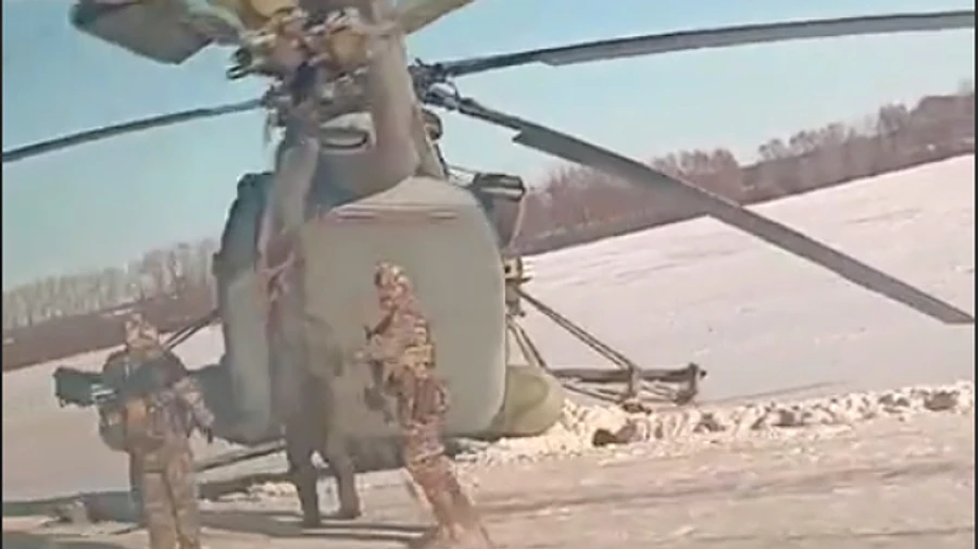 У Росії військовий вертоліт аварійно сів на трасу, обірвавши ЛЕП