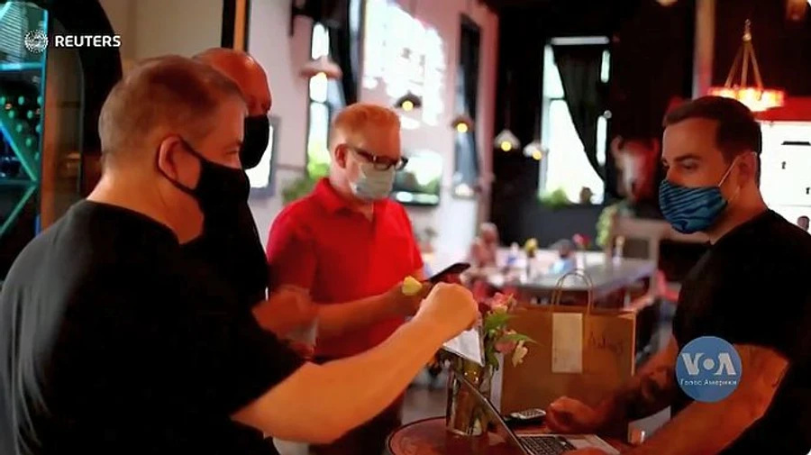 У США починають вимагати доказ вакцинації для відвідування кафе і спортзалів