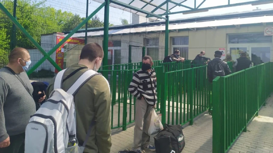 Прикордонники роз'яснюють, де можна перетнути кордон із Польщею пішки, а де автом