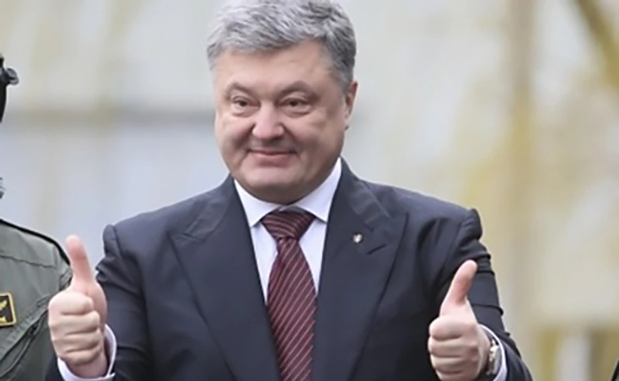 Порошенко анонсировал повышение доплат военным на передовой