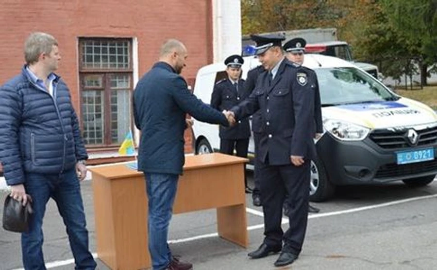 Нардеп подарував поліції автомобілі, хоч живе на одну зарплату
