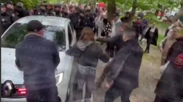 В Одесі поліцейські намагалися затримати чоловіка в СЗЧ, його відбивав натовп співчутливих