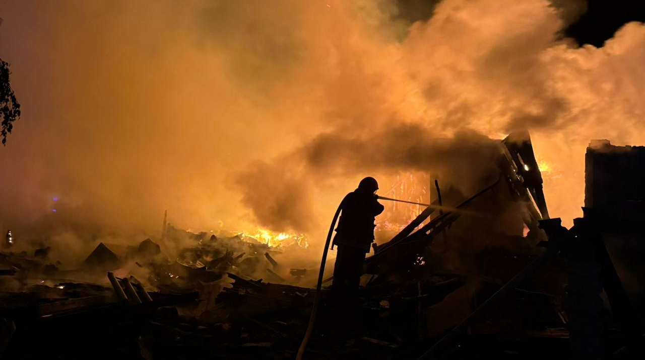 Російська армія вдарила безпілотниками по Балаклії: горіла будівля