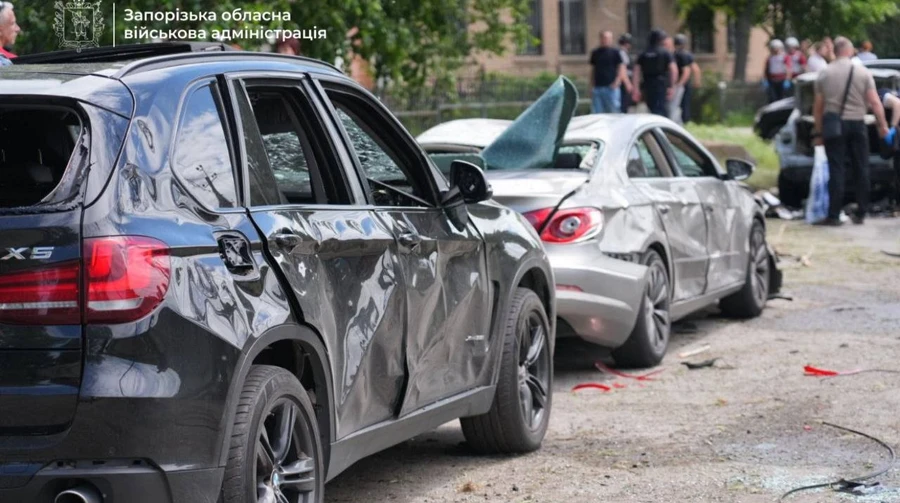 Russians hit Zaporizhzhia: three injured, vehicles on fire – photos