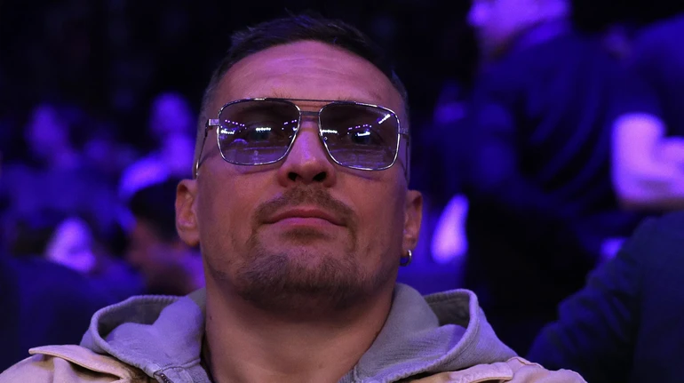 Усик відмовився від усіх чемпіонських поясів