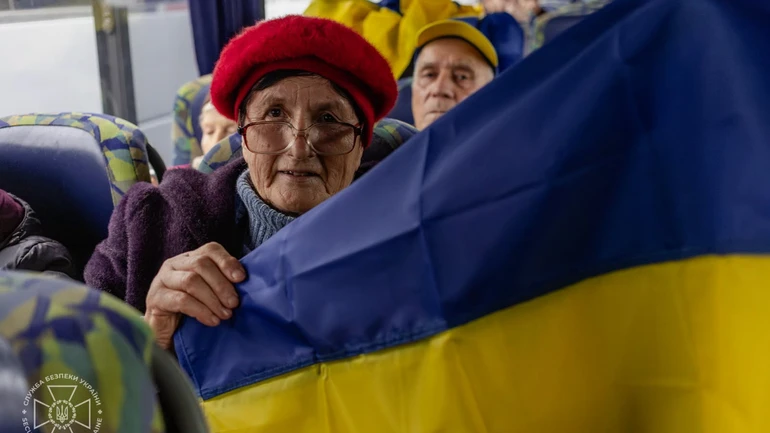 Евакуйовані з Олешків уже в Україні – Зеленський