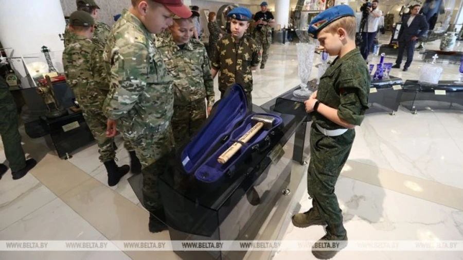 Sledgehammer suspected to have been used to execute Russian citizen displayed in Lukashenko's palace