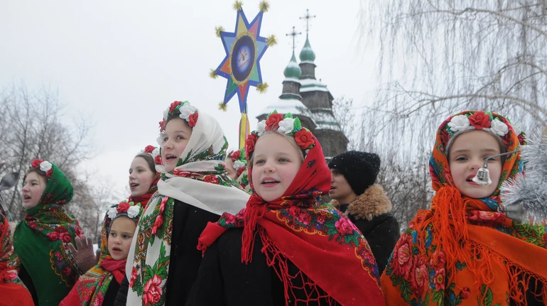 Колядки на любой вкус: короткие, традиционные и шутливые поздравления к Рождеству 2025