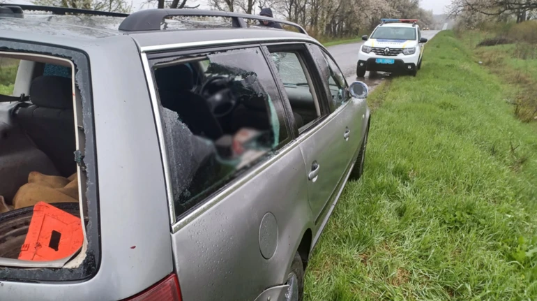 На Буковині чоловік ножем поранив у шию двох працівників ТЦК і втік. Його спіймала поліція