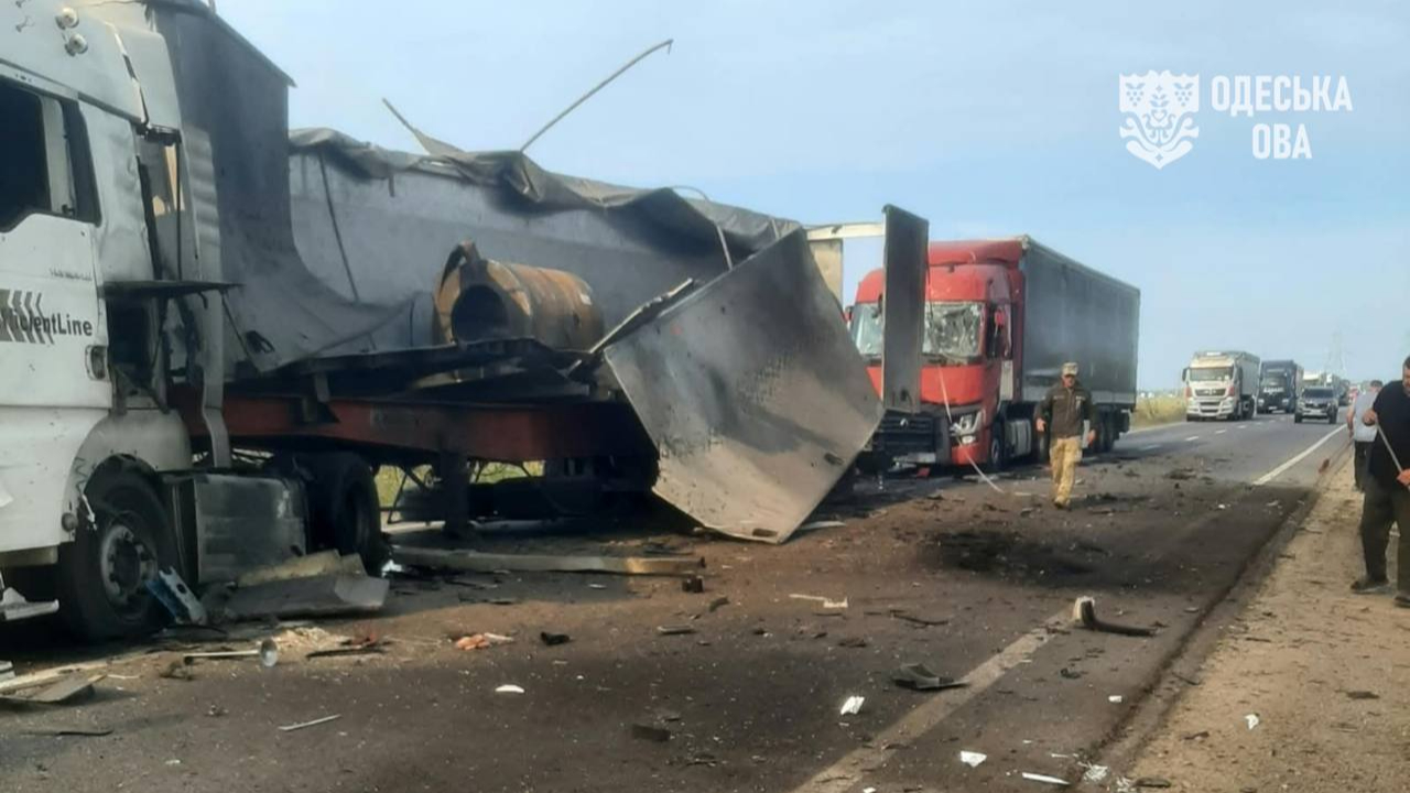 Росіяни обстріляли дорогу на Одещині: пошкоджені вантажівки, 5 людей постраждали