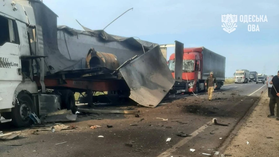 Russos atacam estrada no Oblast de Odesa: caminhões danificados, cinco pessoas feridas